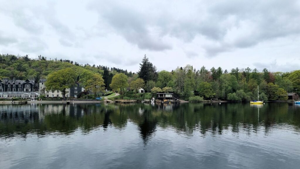 a body of water surrounded by trees and houses