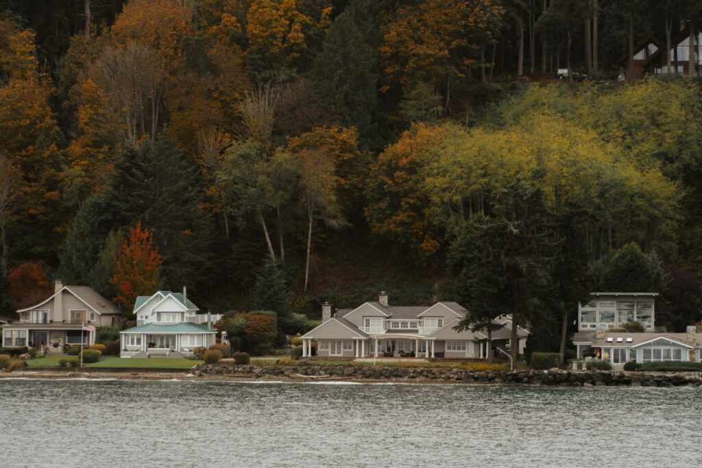 a row of houses sitting on the shore of a lake