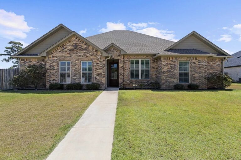 You are currently viewing Two Adjoining Lots Set 134 Germantown Circle Apart in Hallsville